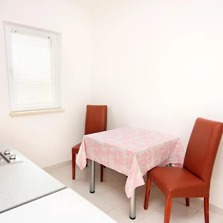 With A Parking Space Bol, Brac - 5640 Μπολ